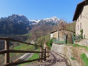 19 Imbocco il sentiero a dx  (non segnalato) che parte tra le prime due case di Cantello